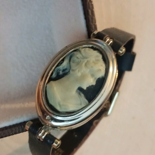 Bracelet / cameo vintage watch