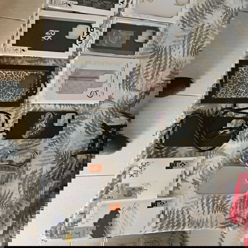 Θήκες iPhone 15 Pro Max σαν καινούργιες, 9 τεμάχια με powerbank και τζαμάκια Spigen