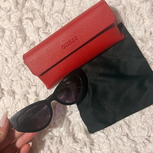 Guess sunglasses used, black and white, with case and cloth