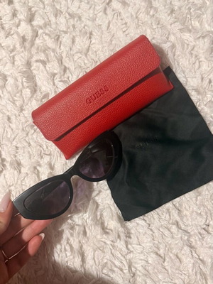 Guess sunglasses used, black and white, with case and cloth