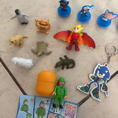 Kinder and Playmobil figures pack with Sonic keychain