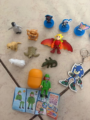 Kinder and Playmobil figures pack with Sonic keychain
