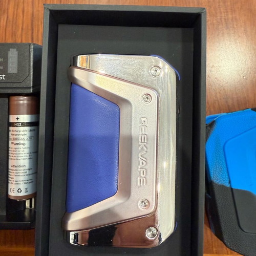 Geekvape Aegis Legend 3 mod kit like new with charger and liquid