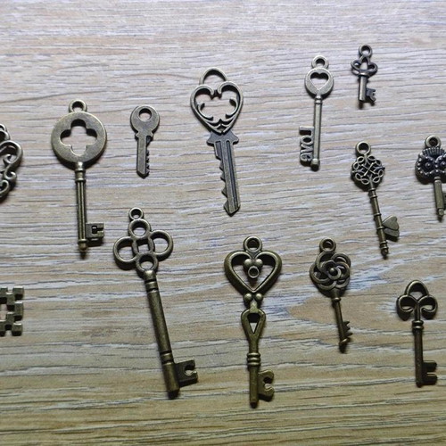 Decorative vintage keys set of 12, like new, brass look