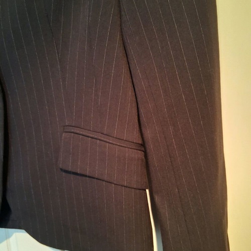 TE QUERO Small suit with fitted jacket and low-rise trousers, like new