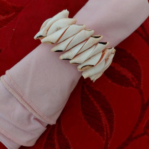 Shell bracelet like new