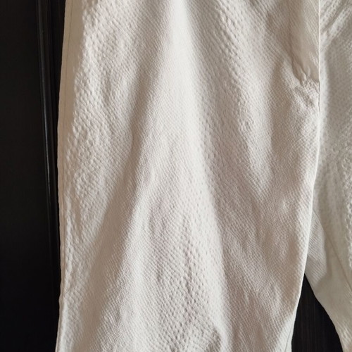 Butterfly Crop Pants (Capri) White with Embossed Animal Print Like New