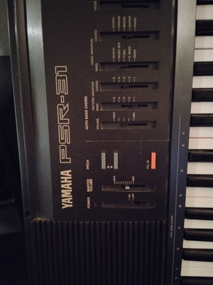 Yamaha PSR-31 keyboard used with one broken key