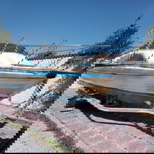 Σκάφος καμπινάτο πολυεστερικό 5.8 μεταχειρισμένο με τρέιλερ