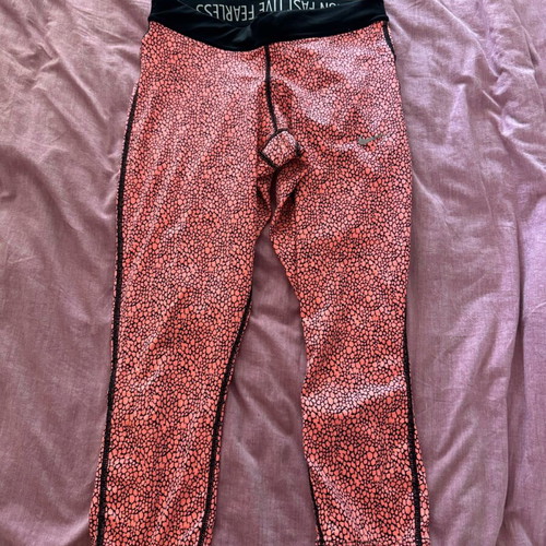 Nike athletic capri leggings new, coral fluo, size XS/S