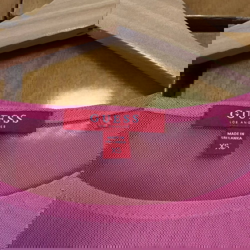 Γυναικείο μπλουζάκι Guess ροζ διαφάνεια σαν καινούργιο, μέγεθος XS