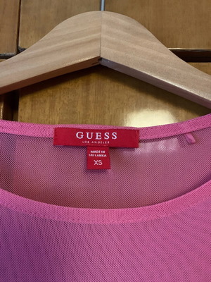Γυναικείο μπλουζάκι Guess ροζ διαφάνεια σαν καινούργιο, μέγεθος XS