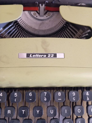 Olivetti Lettera 22 typewriter used