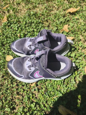 Nike athletic shoes like new, size 32, purple