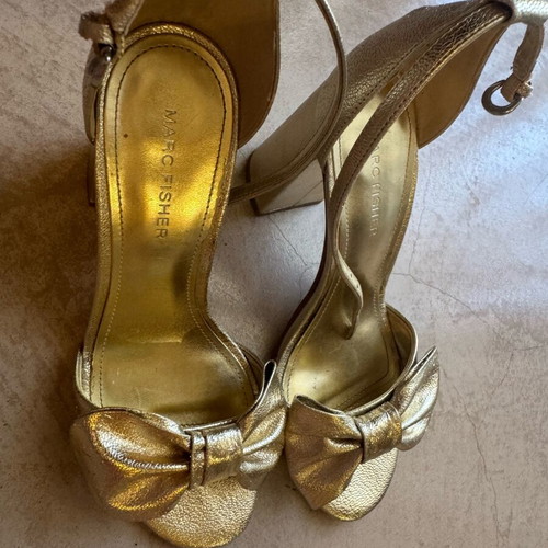 Marc Fisher golden sandals with bow like new