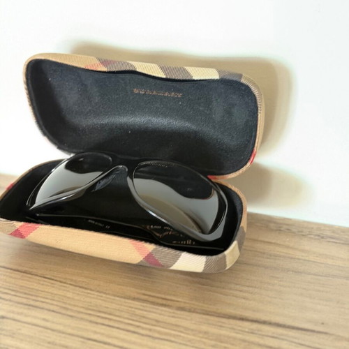 Burberry Unisex Sunglasses like new, black