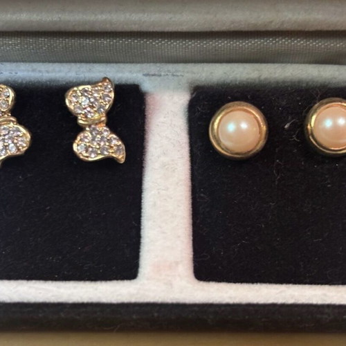 Pierre Cardin earring case like new, 6 pairs