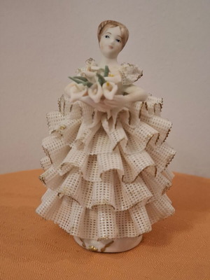 Capodimonte Majello dancer like new with tulle dress and flower bouquet