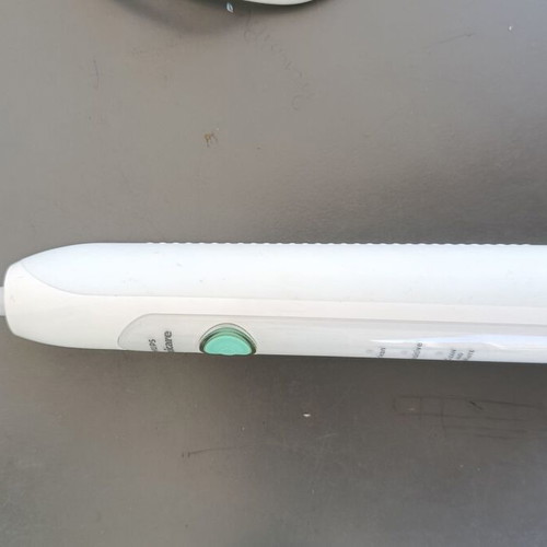 Philips Sonicare HealthyWhite HX6730 electric toothbrush like new with charger and travel case
