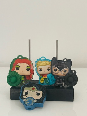 Σετ DC Kinder Joy με μπαλάκια στρες Aquaman, Catwoman, Poison Ivy και Wonder Woman