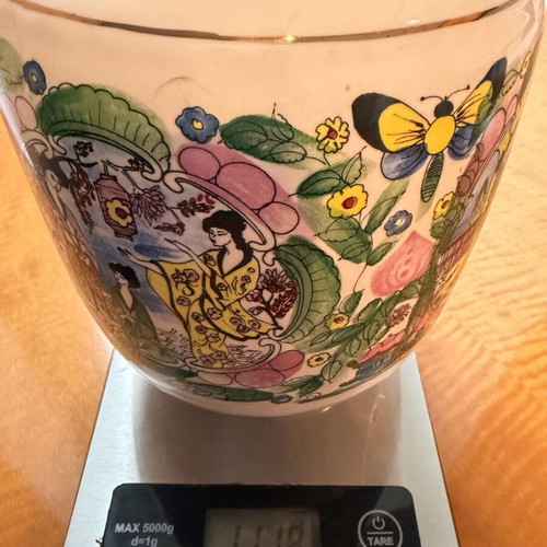 Decorative porcelain vase used with oriental design