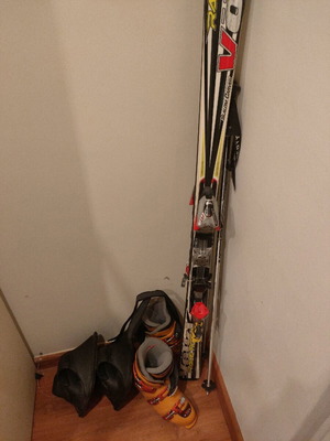 ski and boots +buttons+ magnetic car mount as an extra free gift