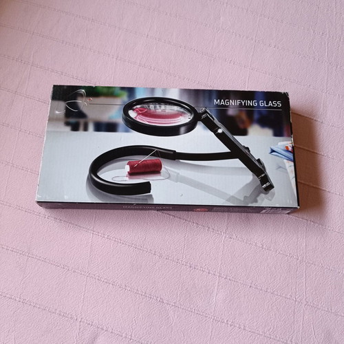 Magnifying glass with stand like new, for neck or desk use