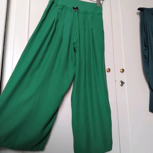 Lynne green wide crop pants like new, viscose fabric, sizes XS-S