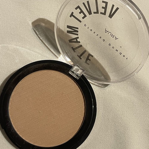 Velvet Matte Compact Pressed Powder like new