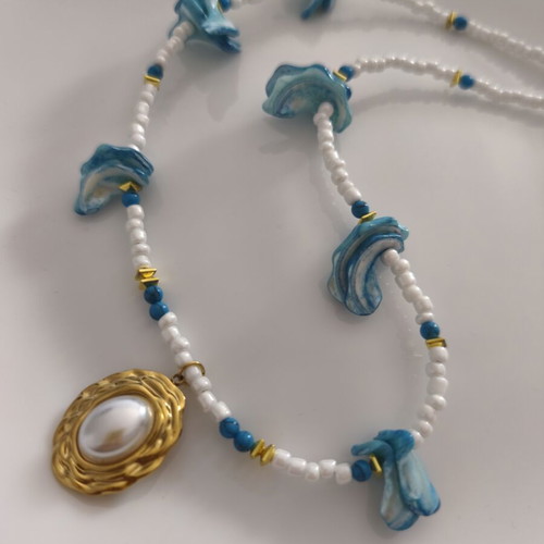 Summer necklace with shell chips and pearl pendant new, blue