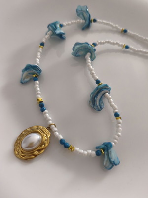 Summer necklace with shell chips and pearl pendant new, blue