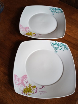 Makis Tselios Collection Plates like new, set of 2, porcelain