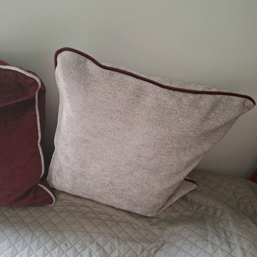 Decorative pillows like new, set of 4 in gray and burgundy