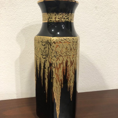 Handmade vase used with 24-carat gold leaf