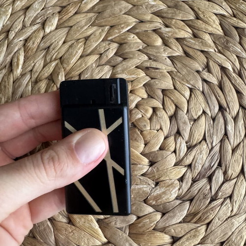 Marlboro lighter used with geometric lines design