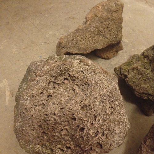 Aquarium pumice stones like new, pack of 4, approx 20 kg