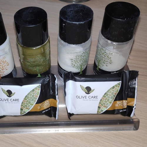 Cosmetic and amenities holder transparent plexiglass like new