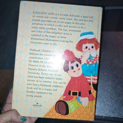 Raggedy Ann Hallmark book like new, interactive, English