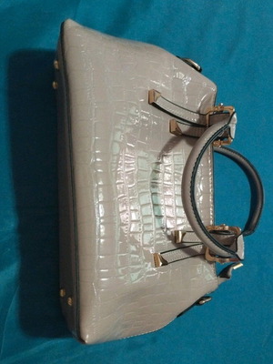 Women's beige shoulder bag lightly used