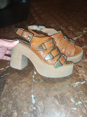 Summer tan pip toe sandals like new, size 36