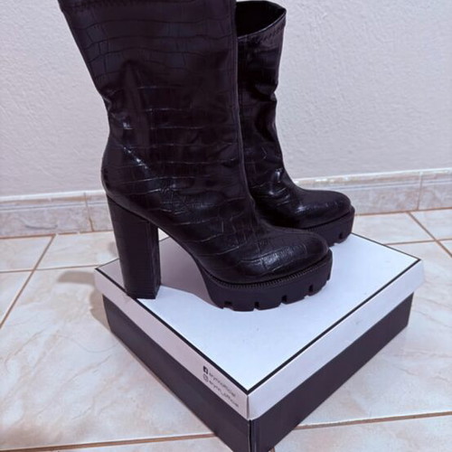 Boots with Thick Heel and Platform size 39 like new, black