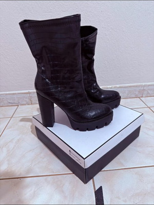Boots with Thick Heel and Platform size 39 like new, black