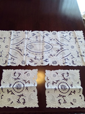 Set of table linens like new, large 80x35 and small 27x25
