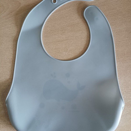 Silicone bibs set of 2 like new, Kikkaboo and Akuku