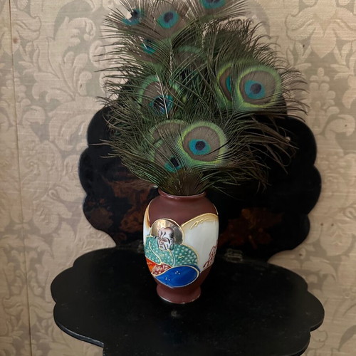 Wall display with Chinese vase and peacock feathers like new