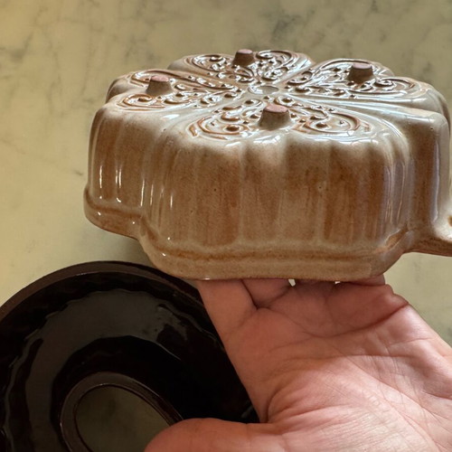 Set of 2 ceramic kitchen baking molds like new