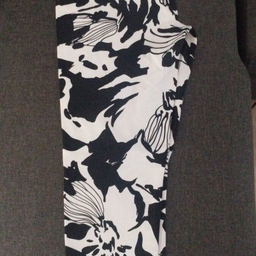 Sarah Lawrence women's pants like new, black and white, size M
