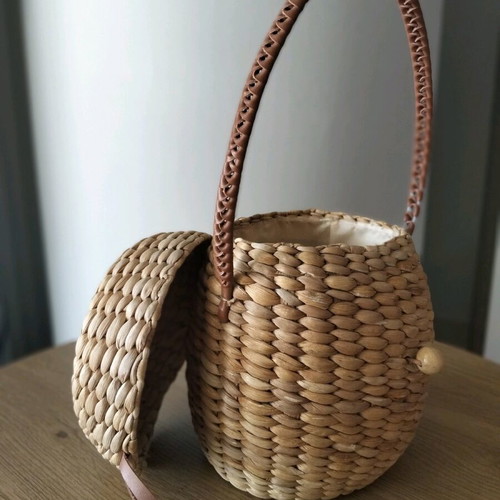 Cozy basket bag from Serifos like new, bamboo with handle and clasp