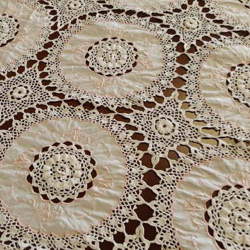 Traditional tablecloth 210x240 like new