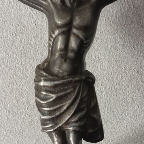Metal crucifix statue like new